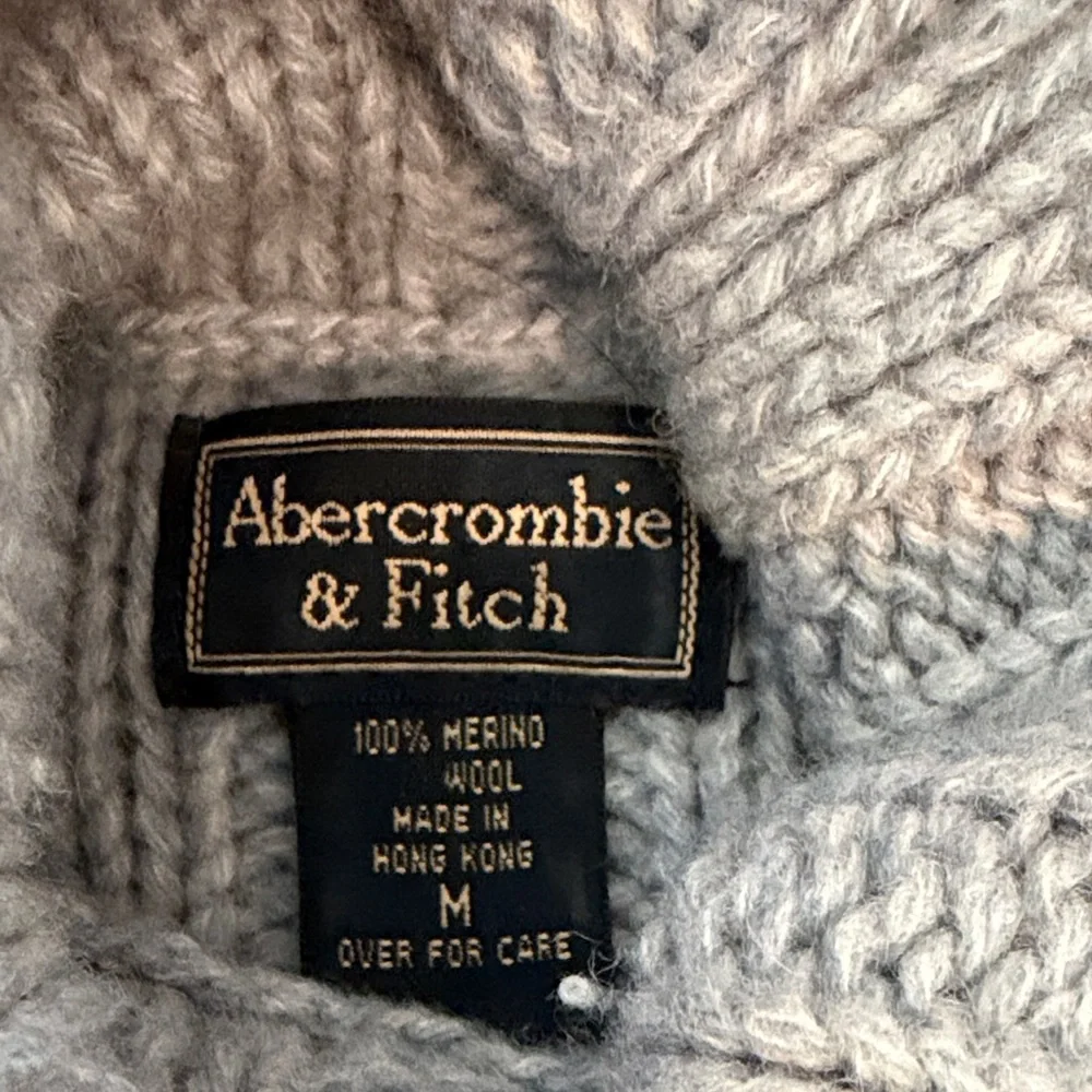 Cozy Abercrombie and Fitch Ribbed Turtleneck Sweater - Light Gray. Size M - Picture 2 of 4